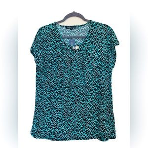 NWT women size M Adrienne vittadini logo design short sleeves top blouse shirt